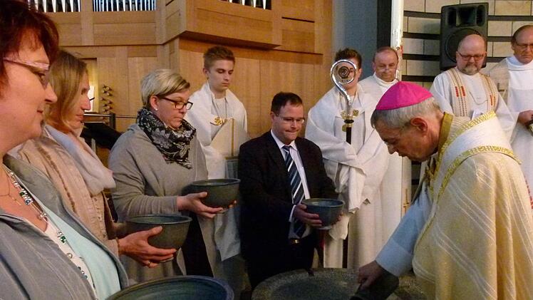 Mit einem Wasserritual wurde an die Taufe erinnert. Foto: Marion Krüger-Hundrup