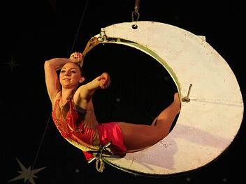 Eine schöne Inszenierung: Miss Luna turnte in der Mondsichel Foto: Sonja Adam