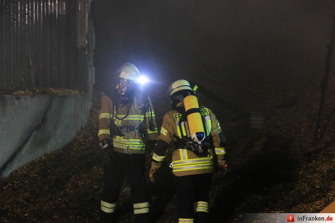 Grossbrand einer Hackschnitzelanlage - Flammen schlagen meterhoch in den Nachthimmel