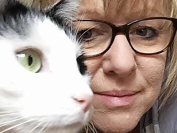 Helga Gutseel aus Michelau posiert mit ihrer scheuen Katze für ein Foto.  Foto: privat