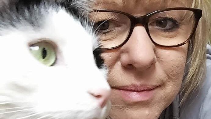 Helga Gutseel aus Michelau posiert mit ihrer scheuen Katze für ein Foto.  Foto: privat