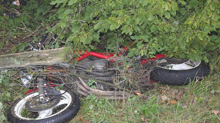 Das Moped des Unglücksfahrers, das am "Landsbacher Eck" im Wald, kurz vor der Einmündung zur Straße Ebern-Gleusdorf, gelandet war.      Foto: Ralf Kestel