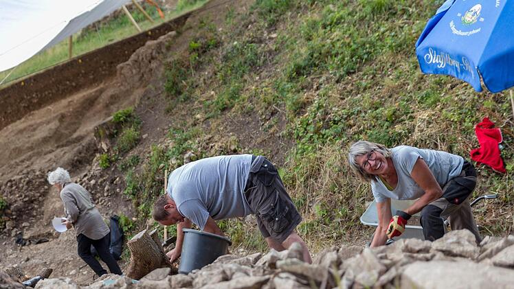 Die Ausgrabung am Staffelberg läuft noch bis Oktober, danach sollen die Planungen für die Rekonstruktion des keltischen Zangentores beginnen. Foto: Stephan Großmann