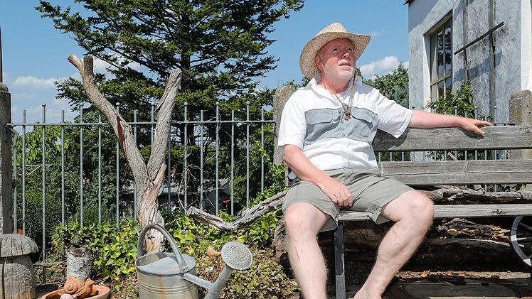 Idylle pur  - Oswald Treutlein neben seiner "Schmiedegarage" M.Hoch