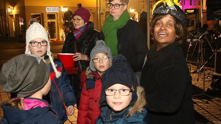 Der Coburger Mohr, alias Beatrice Höllein, erklärte den Kindern recht spannend die Coburger Geschichte bei der Stadtführung. Michel Stelzner