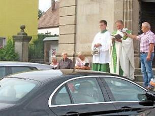 Dekan Pfarrer Lars Rebhan segnete und weihte alle Fahrzeuge auf dem Kirchenvorplatz, nachdem der Geistliche vorher bereits Gebete um den Straßenverkehr gehalten hatte. Foto: Horst Habermann
