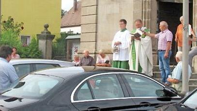Dekan Pfarrer Lars Rebhan segnete und weihte alle Fahrzeuge auf dem Kirchenvorplatz, nachdem der Geistliche vorher bereits Gebete um den Straßenverkehr gehalten hatte. Foto: Horst Habermann