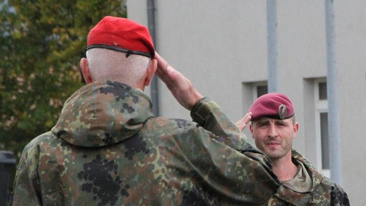 Übergabeappell in der Rhönkaserne: Oberstleutnant Kai Schulze löst Major Gordon Stütz als Kommandant des Truppenübungsplatzes Wildflecken ab. Foto: Ulrike Müller