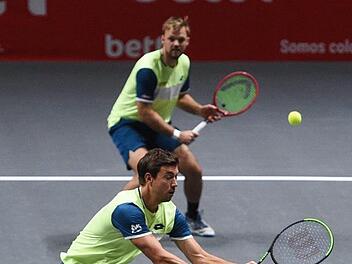 Kevin Krawietz (hinten) und Andreas Mies besiegten in Köln Alexander und Mischa Zverev in zwei Sätzen mit 6:4 und 7:5.Jonas Güttler/dpa