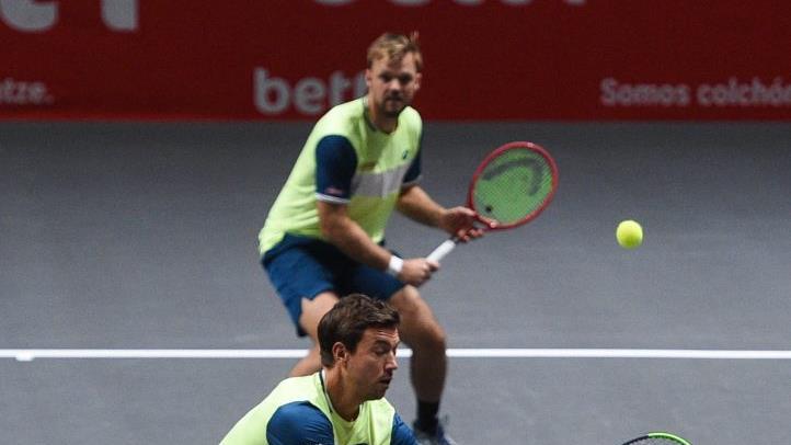 Kevin Krawietz (hinten) und Andreas Mies besiegten in Köln Alexander und Mischa Zverev in zwei Sätzen mit 6:4 und 7:5.Jonas Güttler/dpa