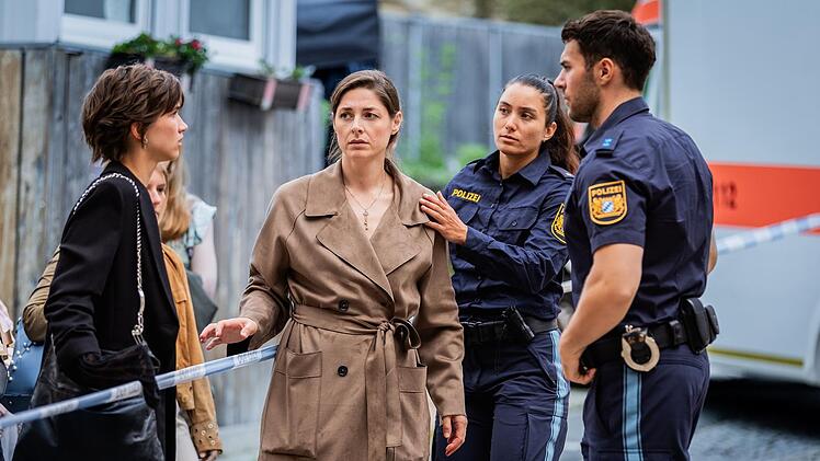 Nathalie Wimmer (Anna-Lena Schwing, links) eilt entsetzt zum Museum, nachdem ihr Vater von ihrer Stiefmutter Antonia (Yekaterina Nesytowa, Mitte) ermordet aufgefunden wurde. Polizist Oscar Renner (Oskar Keymer) und seine Kollegin versuchen, die Frauen zu beruhigen. Wer hatte es auf den Museumsdirektor abgesehen?