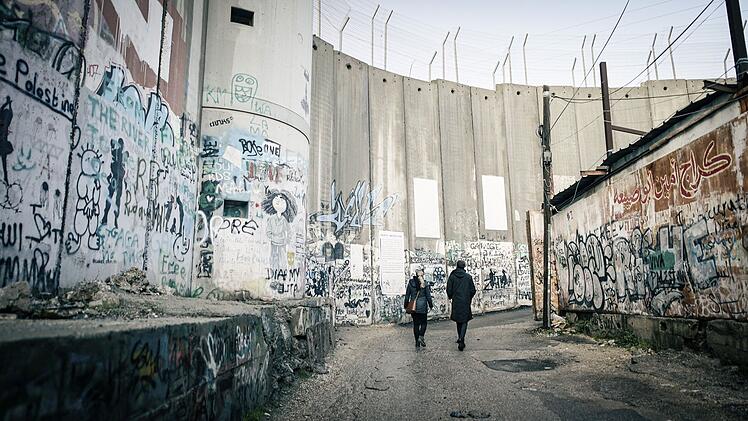 Gemeinsam mit dem ZDF-Team besuchen die deutschen Diplomaten Ostjerusalem.