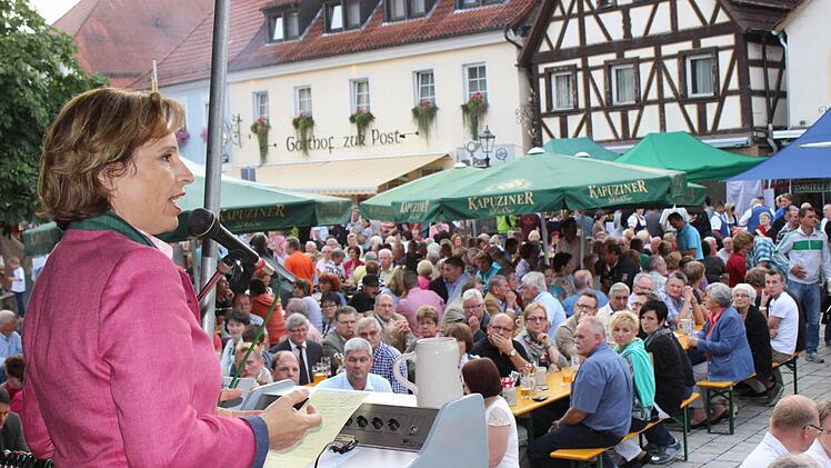 Haderthauer hält ihre Rede vor viel Publikum auf dem Marktplatz.