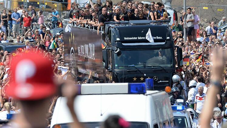 Aus Kulmbach stammt der offene Lkw-Auflieger, von dem aus die deutschen WM-Helden in Berlin den Fans zuwinken. Foto: Soeren Stache/dpa