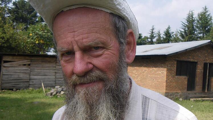 Pater Barthek hat den Bau der Schule beaufsichtigt und vielen Männern des Dorfes Gahunga für ein Jahr einen Arbeitsplatz verschafft. Foto: Regina Rinke