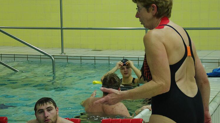 Die Aktiven im Blick, die Entwicklung des Ehrenamts auch - Eva-Maria von Nordheim (rechts) beim Schwimmtraining. Foto: Marco Meißner