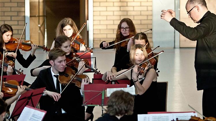 Unter der Leitung von Till Fabian Weser gastierte das Jugendsymphonieorchester Oberfranken erstmals in Bad Rodach.Foto: Jochen Berger