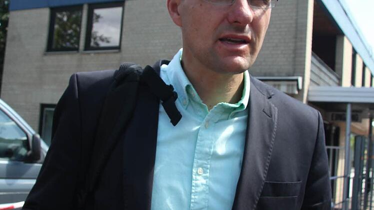Polizeisprecher Jürgen Stadter vor Ort. Foto: Sonja Adam