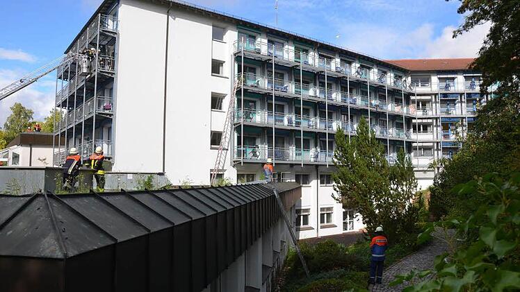 Dramatische Szenen bei der Großübung am Samstag im Haus Kreuzberg der Kurklinik "Am Kurpark" in Bad Kissingen.  Foto: Rauch
