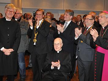 Alt-Erzbischof Karl Braun (sitzend) bei einem Neujahrsempfang der Stadt Bamberg Archivfoto: Ronald Rinklef