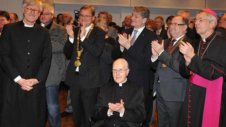 Alt-Erzbischof Karl Braun (sitzend) bei einem Neujahrsempfang der Stadt Bamberg Archivfoto: Ronald Rinklef