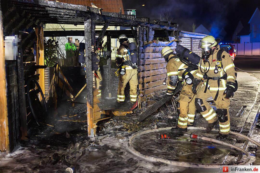 Unterfarrnbach: Materialschuppen in Flammen