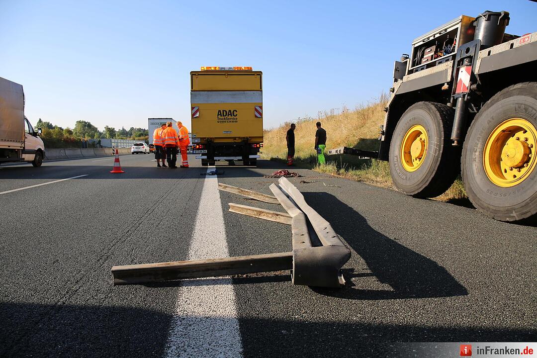 Lkw kracht auf A9 bei Bayreuth ungebremst gegen Lärmschutzwand