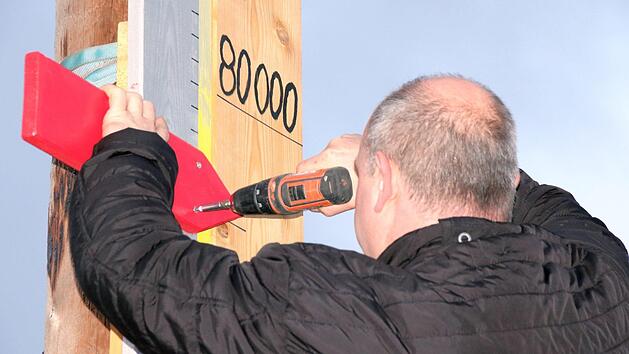 Gemeinderat Mario Krebs schraubt den roten Pfeil des Anteilsbarometers bei etwas über 75 000 Euro fest. Doch diese Summe reicht noch nicht. Foto: Kathrin Kupka-Hahn