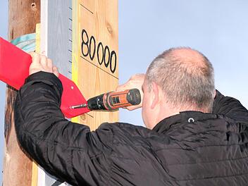 Gemeinderat Mario Krebs schraubt den roten Pfeil des Anteilsbarometers bei etwas über 75 000 Euro fest. Doch diese Summe reicht noch nicht. Foto: Kathrin Kupka-Hahn