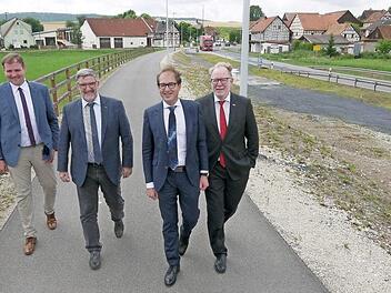 Das ist doch schon mal was: Den bereits fertigen Begleitweg für Fußgänger, Radfahrer und landwirtschaftliche Fahrzeuge haben Martin Mittag, Michel Busch, Alexander Dobrindt und Hans Michelbach (von links) gestern in Augenschein genommen. In gut drei Wochen sollen dann die Arbeiten zum Ausbau der Ortsdurchfahrt beginnen. Foto: Berthold Köhler