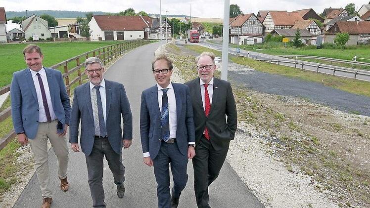 Das ist doch schon mal was: Den bereits fertigen Begleitweg für Fußgänger, Radfahrer und landwirtschaftliche Fahrzeuge haben Martin Mittag, Michel Busch, Alexander Dobrindt und Hans Michelbach (von links) gestern in Augenschein genommen. In gut drei Wochen sollen dann die Arbeiten zum Ausbau der Ortsdurchfahrt beginnen. Foto: Berthold Köhler