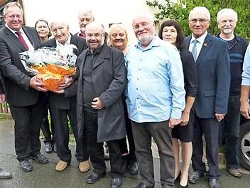 Unser Bild zeigt (von links) stellvertretenden Landrat Dieter Schaar, Bürgermeister Volker Schmiechen, Schwiegertochter Elke Schuster, Jubilar Josef Schuster, Sohn Wolfgang, Pfarrer Wolfgang Eßel, Tochter Gislinde, Sohn Reinhard, Schwiegertochter Hanna Schuster, stellvertretenden Bezirksobmann Adolf Markus sowie Heiner Beyer und Klaus Stump. Nicht im Bild ist Jubilarin Ingeborg Schuster wegen Krankheit.  Foto: Wulf