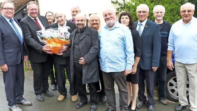 Unser Bild zeigt (von links) stellvertretenden Landrat Dieter Schaar, Bürgermeister Volker Schmiechen, Schwiegertochter Elke Schuster, Jubilar Josef Schuster, Sohn Wolfgang, Pfarrer Wolfgang Eßel, Tochter Gislinde, Sohn Reinhard, Schwiegertochter Hanna Schuster, stellvertretenden Bezirksobmann Adolf Markus sowie Heiner Beyer und Klaus Stump. Nicht im Bild ist Jubilarin Ingeborg Schuster wegen Krankheit.  Foto: Wulf