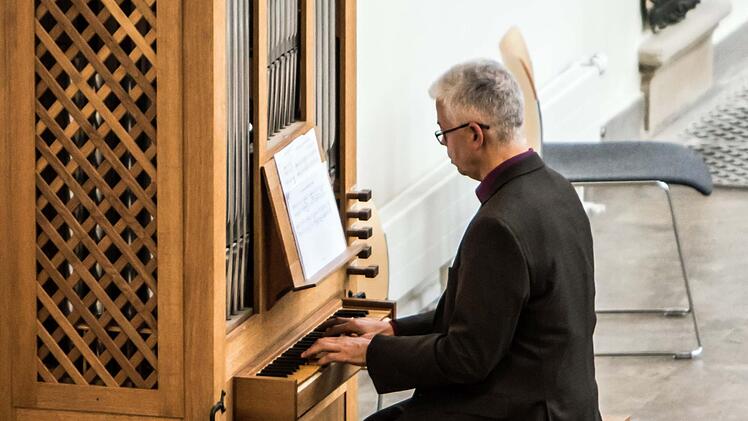 tefan Johannes Bleicher musizierte an der Chor-Orgel der Coburger Morizkirche.Foto: Jochen Berger