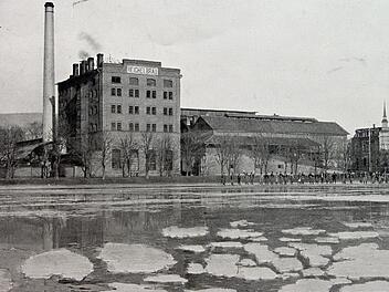 Das erste Eis ist "abgeerntet". Nur noch einzelne Bruckstücke schwimmen auf dem Reichelweiher. Im Hintergrund die Brauerei und die Erntemannschaft. Foto: Stadtarchiv