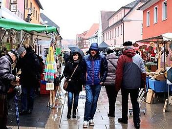 Vom schlechten Wetter ließen sich die Besucher des Faschingsmarktes nicht abschrecken.  Foto: Johanna Blum