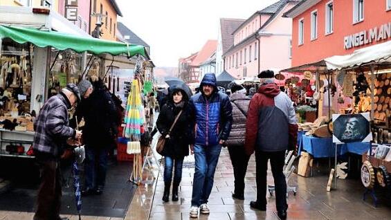 Vom schlechten Wetter ließen sich die Besucher des Faschingsmarktes nicht abschrecken.  Foto: Johanna Blum