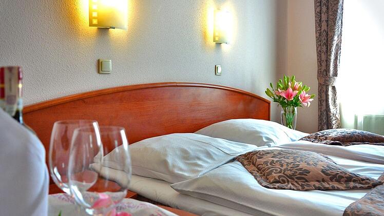 Ein Hotelzimmer aus dem Bilderbuch. Symbolbild: pixabay.com/PhotoMIX-Company