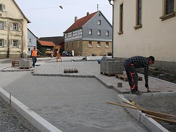 Gut voran gehen die Bauarbeiten am St.-Kilians-Platz. Derzeit wird das Pflaster verlegt.