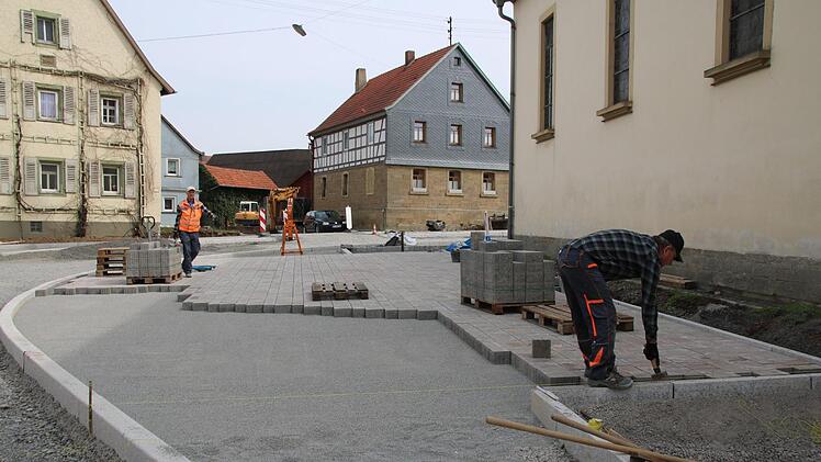 Gut voran gehen die Bauarbeiten am St.-Kilians-Platz. Derzeit wird das Pflaster verlegt.