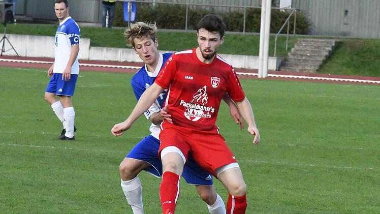 Kettenhund und Torschütze: Luis Hüfner (hinten, gegen Wiesentheids Sebastian Flurschütz) markierte den Anschlusstreffer des FC 06 Bad Kissingen, Zum Punktgewinn reichte es allerdings nicht. Foto: Hopf