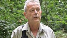 Wolfgang Gnannt zeigt das Furnier aus dem Holz der Esskastanie.