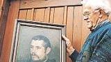 Hermann Roth mit einem Bild von seinem Onkel Pater Lucius. Foto: mib