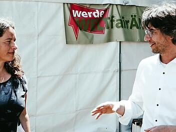 Im Gespräch: Erlangens Umweltreferentin Sabine Bock und Schulleiter Gerald Wölfel.