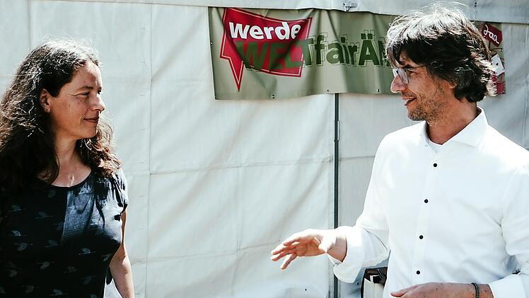 Im Gespräch: Erlangens Umweltreferentin Sabine Bock und Schulleiter Gerald Wölfel.