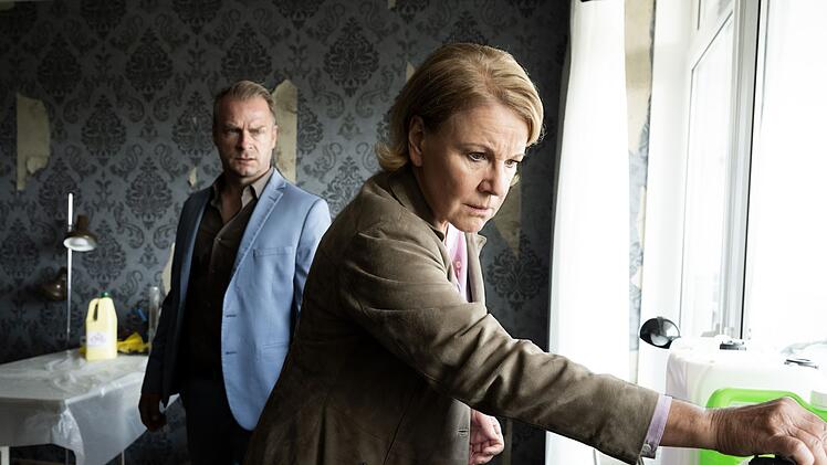 Nach neuen Informationen durchsuchen Marie Brand (Mariele Millowitsch) und Jürgen Simmel (Hinnerk Schönemann) die Wohnung einer Tatverdächtigen. Aber steht diese auch in Verbindung zu den Reichsbürgern?