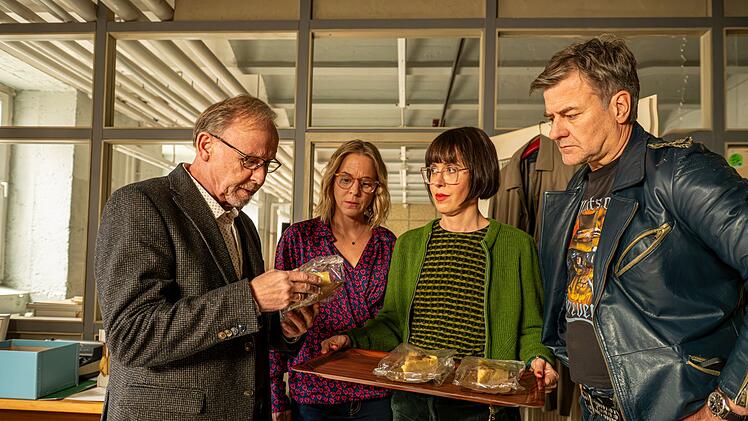 Nach Kriminaloberrat Zangels Weggang &uuml;bernimmt Dr. Linda H&ouml;sl (Eva Karl Faltermeier, zweite von rechts) die Leitung im M&uuml;nchner Kommissariat. Nach gel&ouml;stem Fall gibt es f&uuml;r die Schaller (Alexander Held, links), Flierl (Bernadette Heerwagen) und Neuhauser (Marcus Mittermeier) "Schmierkuchen" aus H&ouml;sls (und Eva Karl Faltermeiers) Heimat, der Oberpfalz.