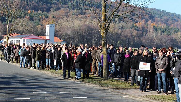 Der Gehsteig entlang der Michael-Dechant-Straße füllte sich immer mehr mit Baur-Mitarbeitern.