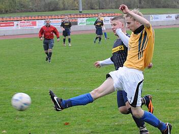 Wettstreit um das Leder: mit Christian Friebus vom PSV Bad Kissingen und Johannes Gerlach von der SG Reith (vorne). Foto: ssp