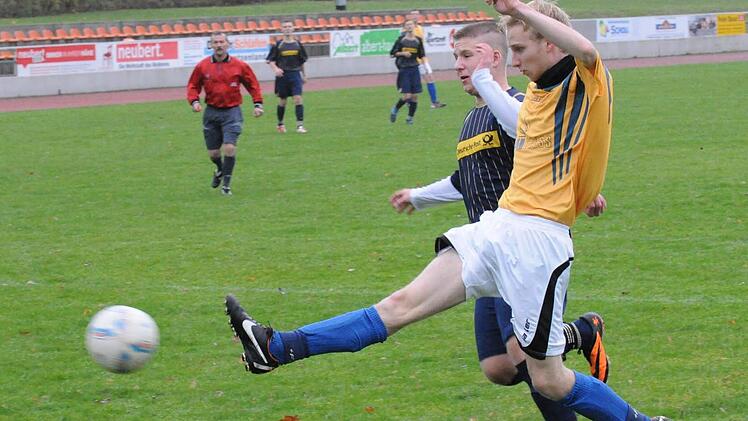 Wettstreit um das Leder: mit Christian Friebus vom PSV Bad Kissingen und Johannes Gerlach von der SG Reith (vorne). Foto: ssp